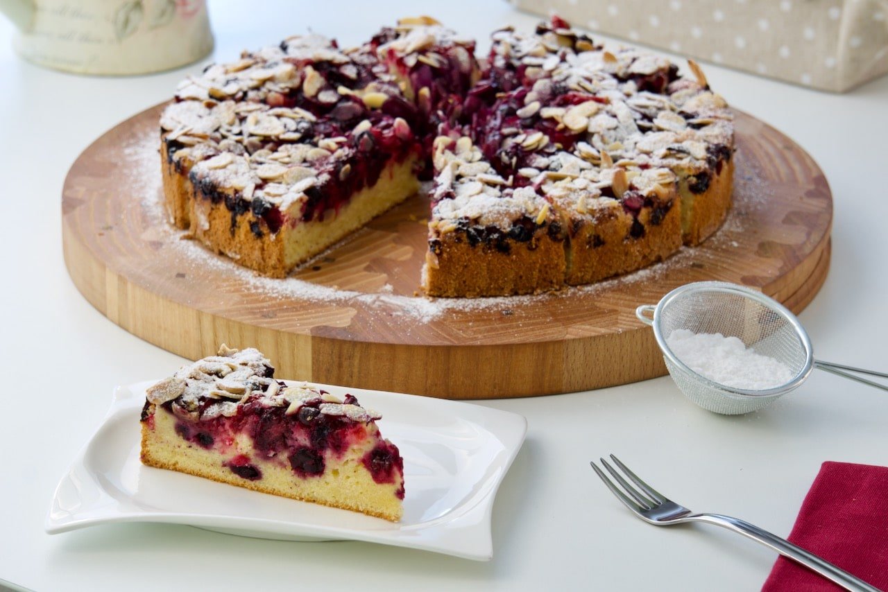 Brzi kolač sa šumskim voćem i bademima