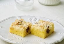 Jednostavni kolač sa sirom, grisom i slatkim mrvicama